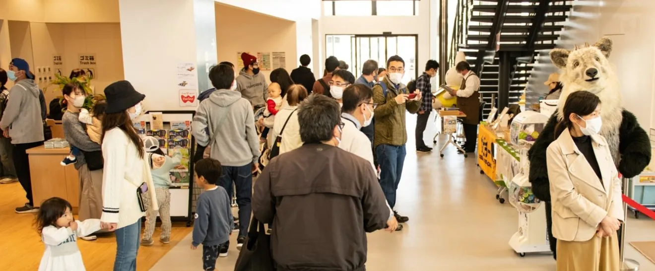 メリマルシェの屋内会場で買い物を楽しむ来場者（中滑川複合施設メリカの紹介写真）