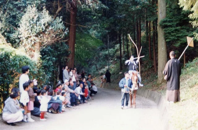 やぶさめ神事の公式案内に掲載された写真