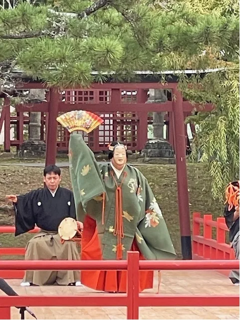 東大寺の鏡池舞台で奉納される慶讃能(公式掲載の参考写真)