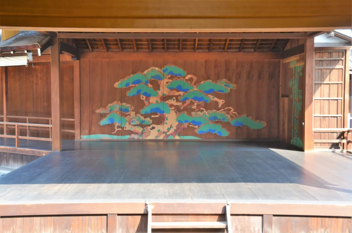 和の感動体験 狂言鑑賞と殿様御膳「千鳥」を紹介する公式掲載画像（能舞台）