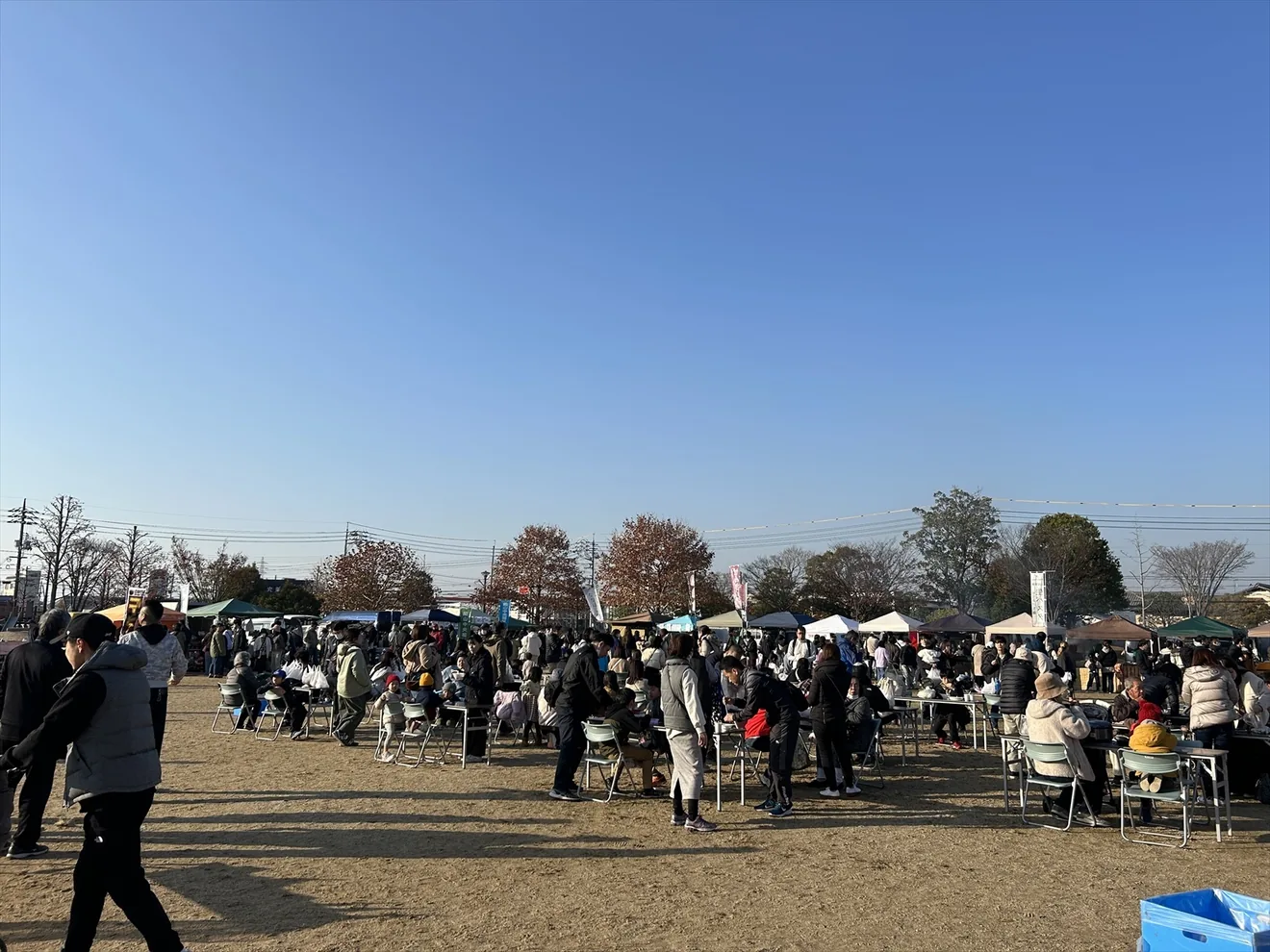 西大寺朝市の屋外会場で買い物や飲食を楽しむ来場者（岡山市の紹介写真）