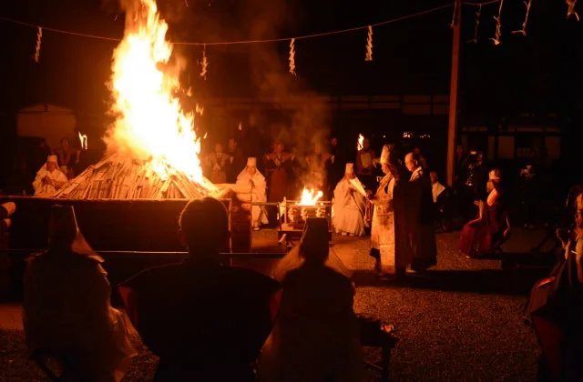 お火たき大祭の公式案内に掲載された写真
