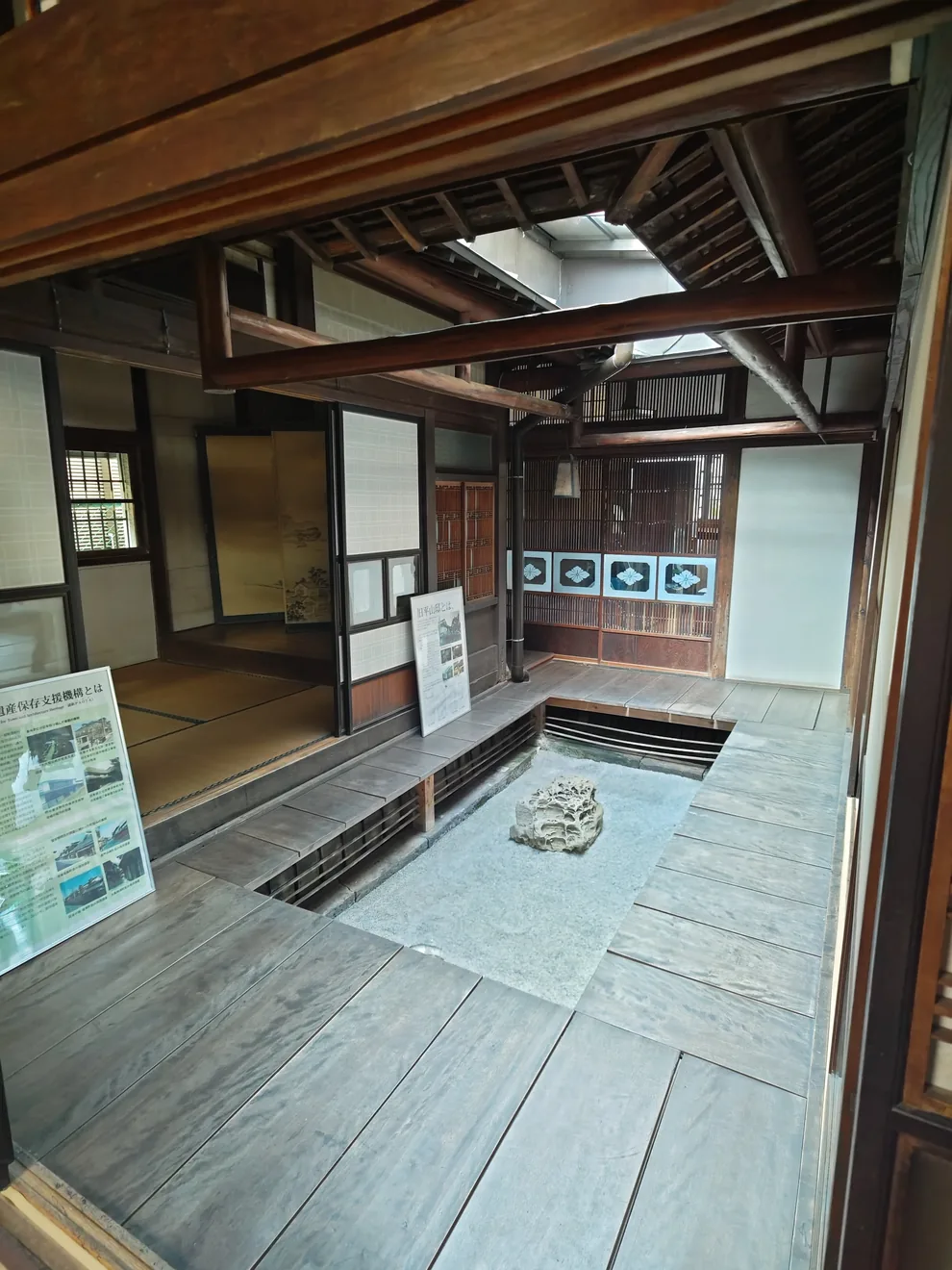 古民家マルシェの実会場「旧平山邸」の土間・梁・建具を写した主催紹介写真
