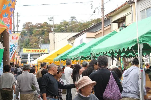 三大朝市物産まつりの公式案内に掲載された写真