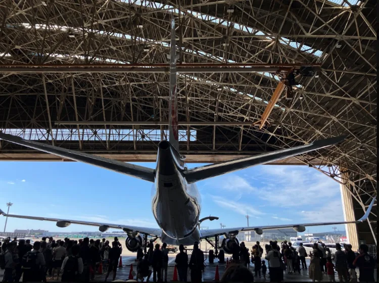大阪国際空港 空の日2026のJAL格納庫と来場者