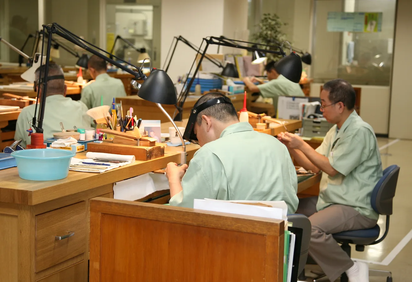 造幣局提供の勲章製造工程の参考写真