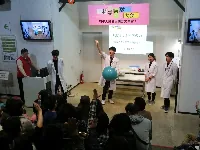科学実験大会2027の公式案内で使用されている過去の実験ショーの写真