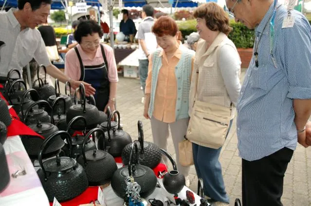 奥州市南部鉄器まつりの公式案内に掲載された写真