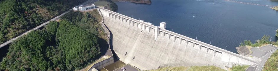 嘉瀬川ダムの堤体と貯水池（国土交通省の公式紹介写真）