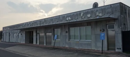 嘉瀬川交流塾などの会場・集合場所である「さが水ものがたり館」の建物外観（施設公式写真）