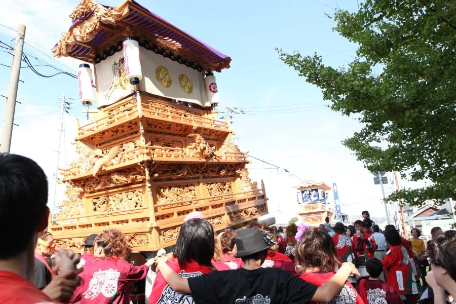 西条まつりのだんじりと参加者(関連する祭礼の参考写真)