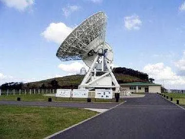 国立天文台VERA入来観測局の口径20mの電波望遠鏡の外観