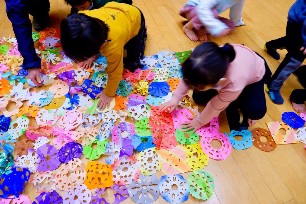 おやこアートワークショップ「花のカーテン」の今回案内に掲載された体験・展示の紹介写真