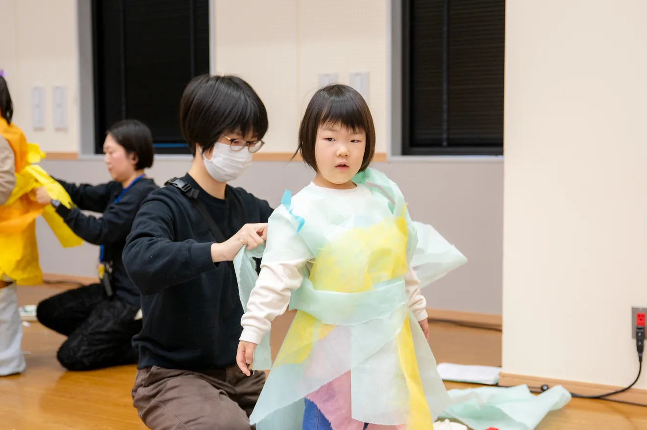 おやこアートワークショップ「紙のいしょう・紙のファッションショー」の今回案内に掲載された体験・展示の紹介写真