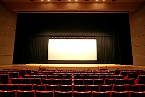 東北幻野 第45回演劇公演の会場・新庄市民文化会館の舞台・客席（公式参考写真）