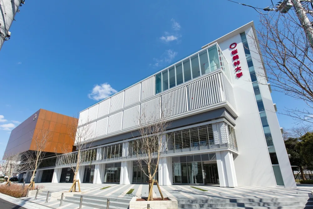 百桜祭の会場、桜美林大学新宿キャンパスの白い校舎