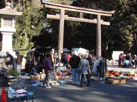 静岡護国神社フリマ葵市の現行公式案内に掲載された紹介用の過去の会場写真
