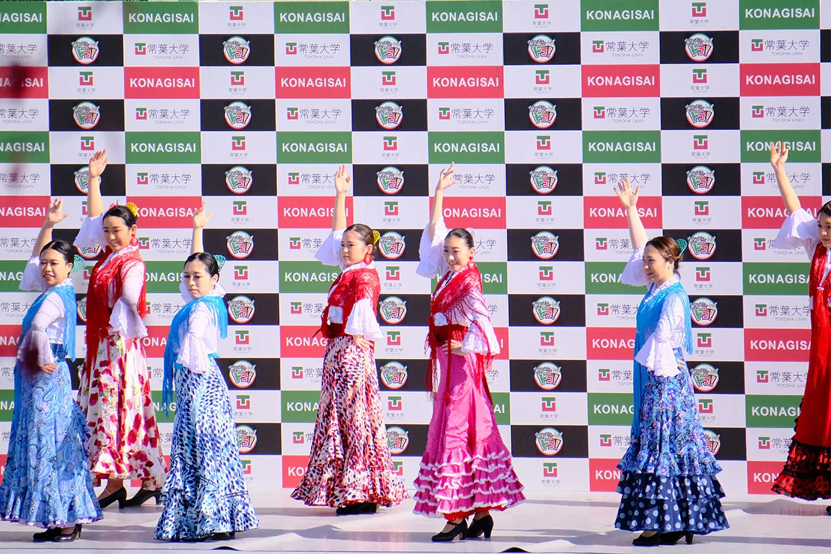 心薙祭のステージ演技写真（当年公式案内掲載の過去写真）