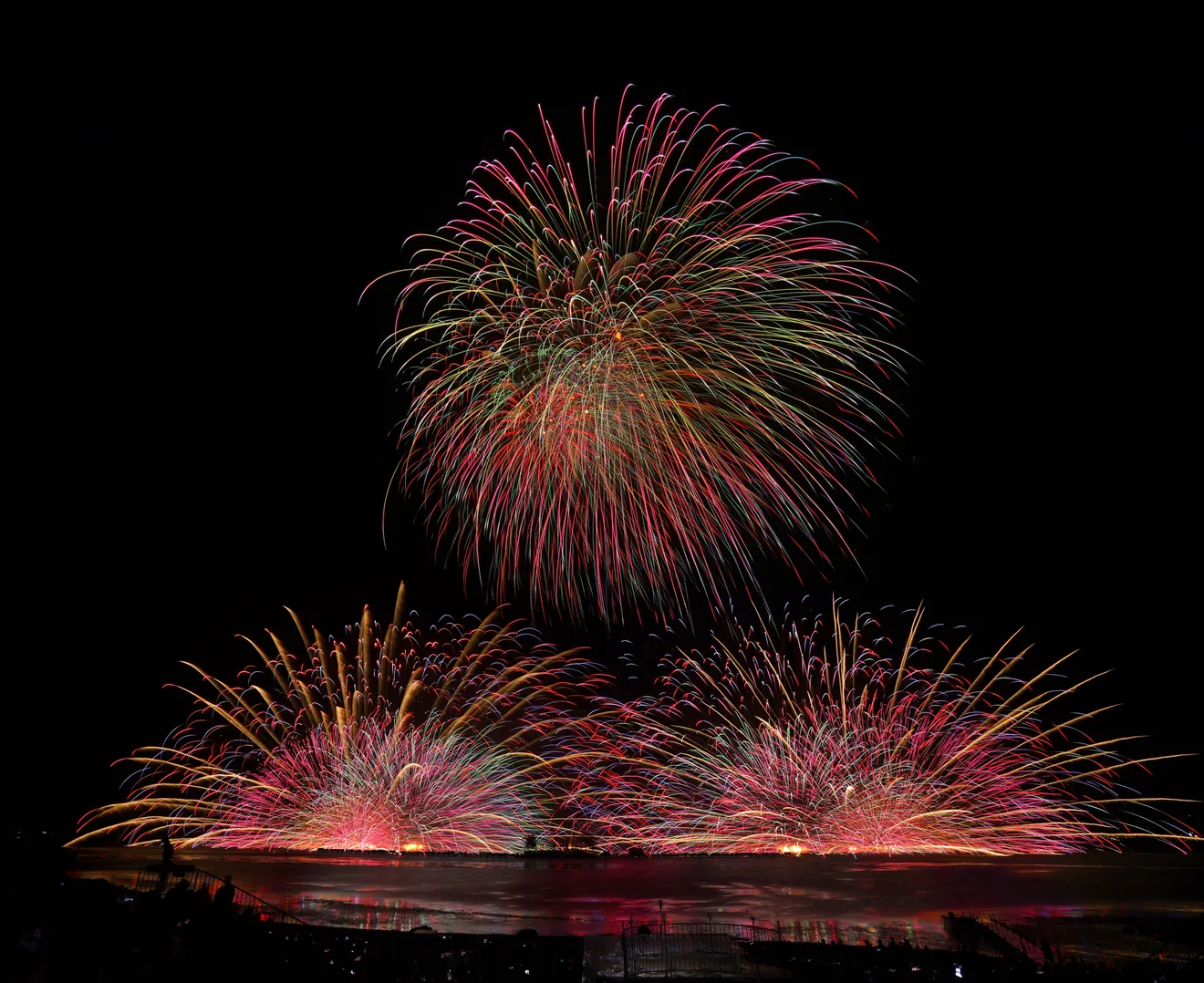 諏訪湖祭湖上花火大会の公式案内に掲載された写真