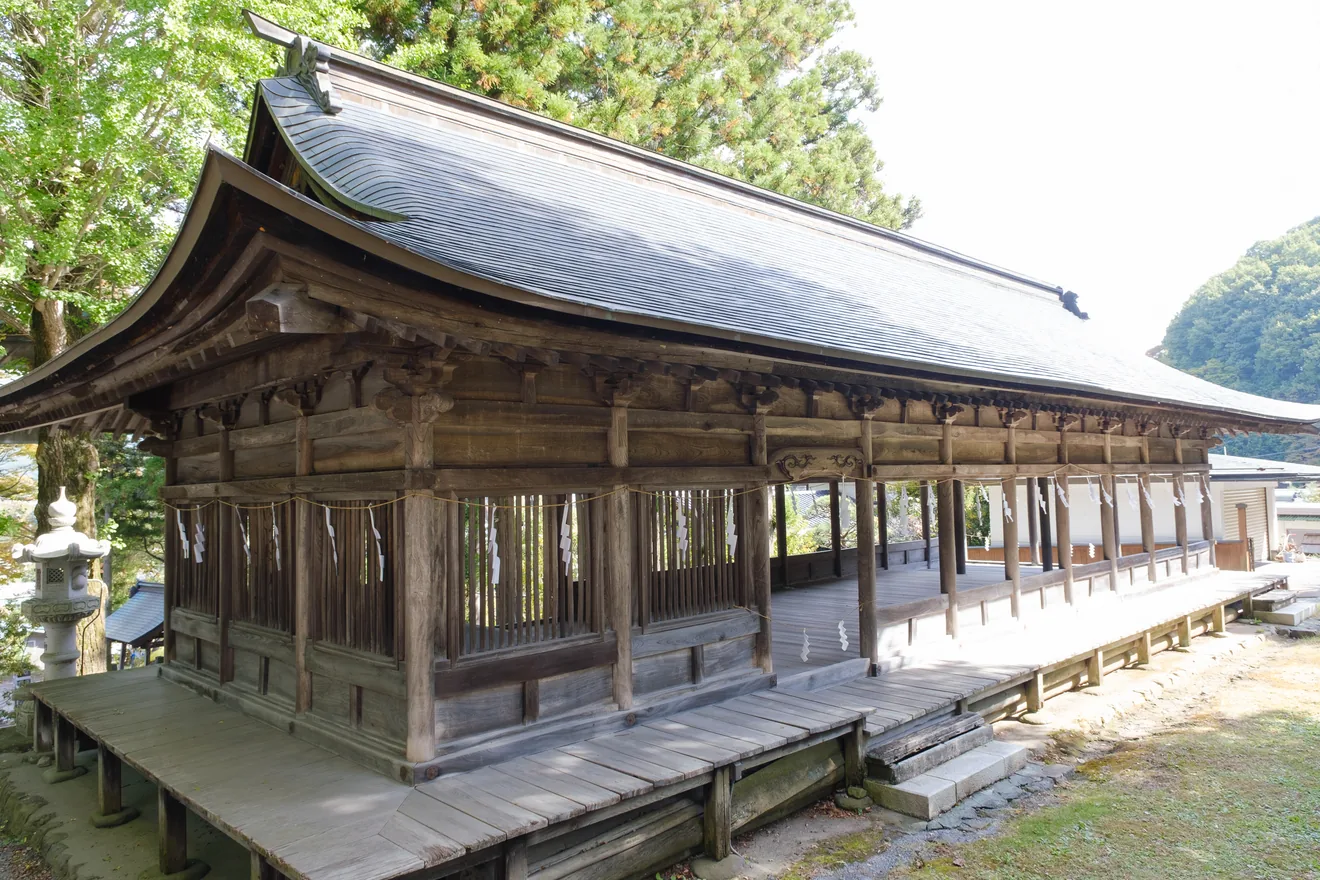 御頭祭の神事が行われる諏訪大社上社前宮の十間廊の外観写真