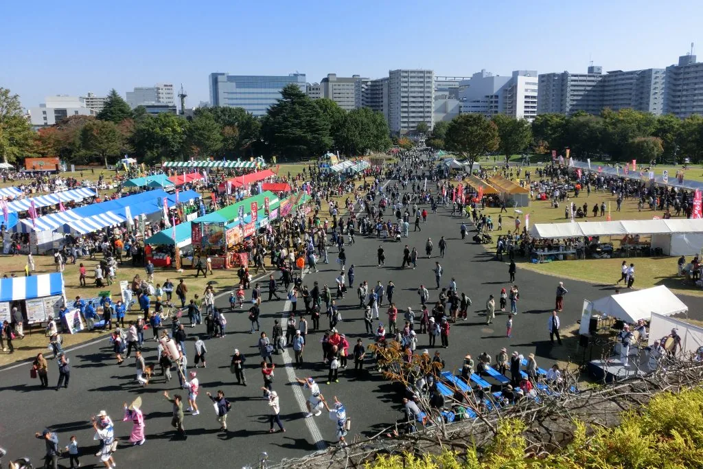 たちかわ楽市で広場にテント出店と来場者が集まる過去開催の写真