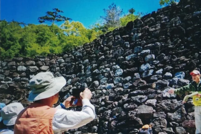 屋嶋城石塁発見者・平岡岩夫が語る「屋嶋城の城門跡」の公式紹介画像