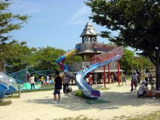 逃走中の会場となるびわ湖こどもの国の屋外遊具と広場の紹介写真