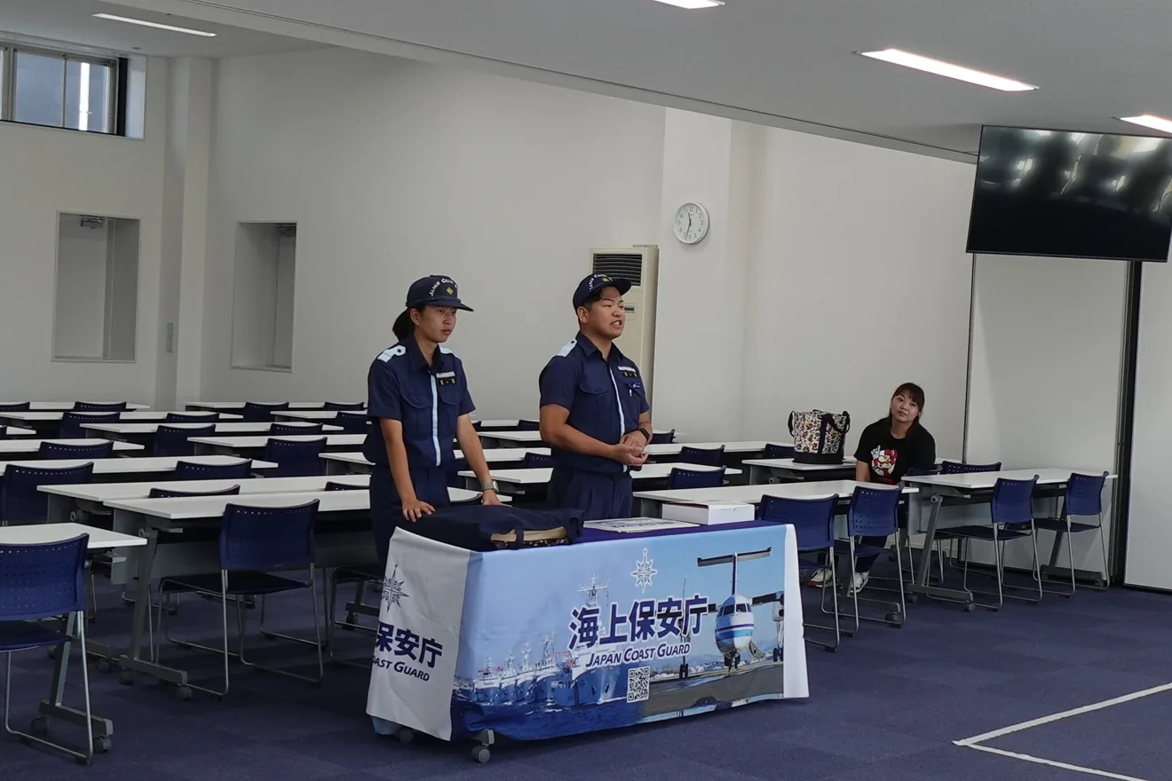 環境プログラムの告知に掲載された海上保安庁職員による紹介風景