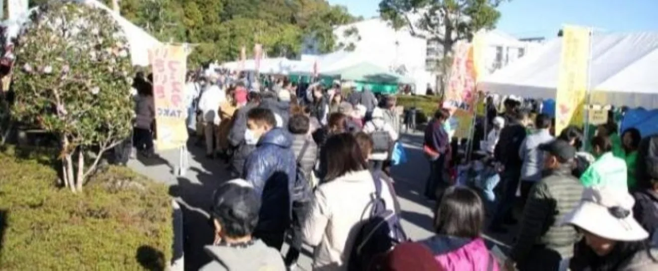 今回のいきいきフェスタTAKO案内の背景に使われる、模擬店を巡る来場者の参考写真（撮影年未確認）