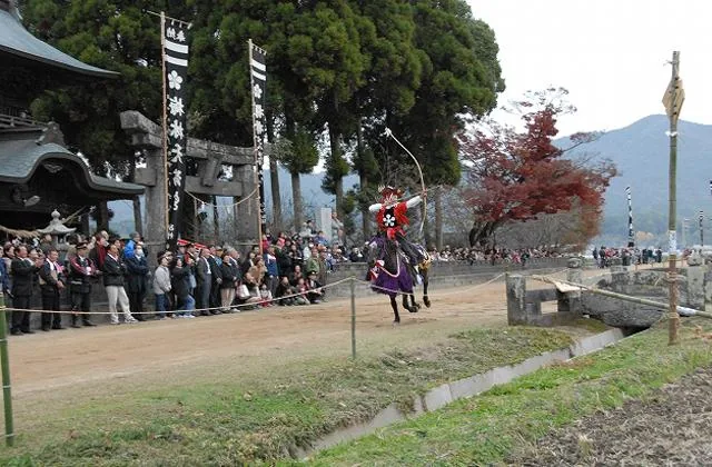 梅林天満宮例大祭（流鏑馬）の公式案内に掲載された写真