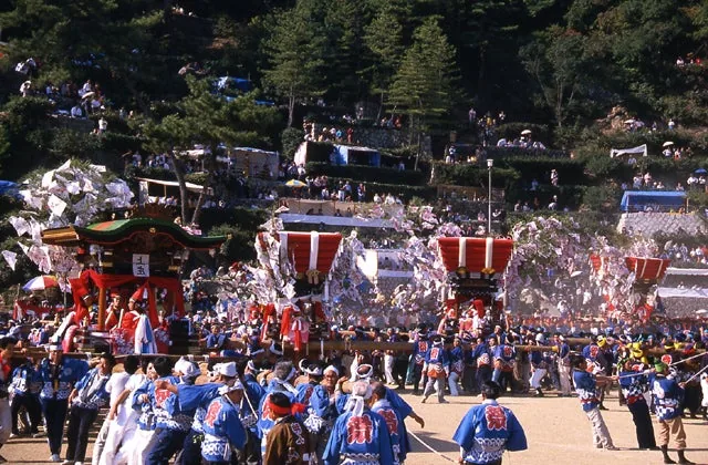 小豆島・豊島の秋祭りで太鼓台を奉納する様子（関連する祭礼の参考写真）