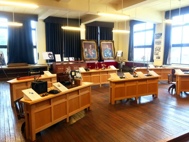豊郷小学校旧校舎群の室内展示を紹介する写真