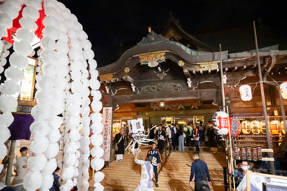 鬼子母神の御会式で万灯が集まる過去の行事写真