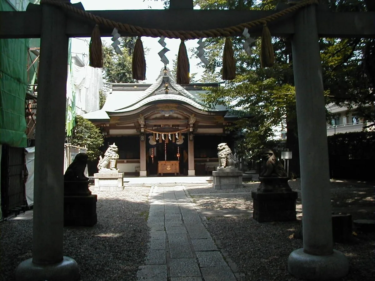 酉の市の会場となる雑司が谷大鳥神社の鳥居と社殿