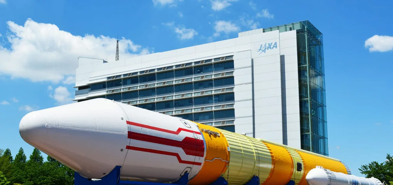 筑波宇宙センターの建物と展示ロケット（JAXA公式の施設参考写真）
