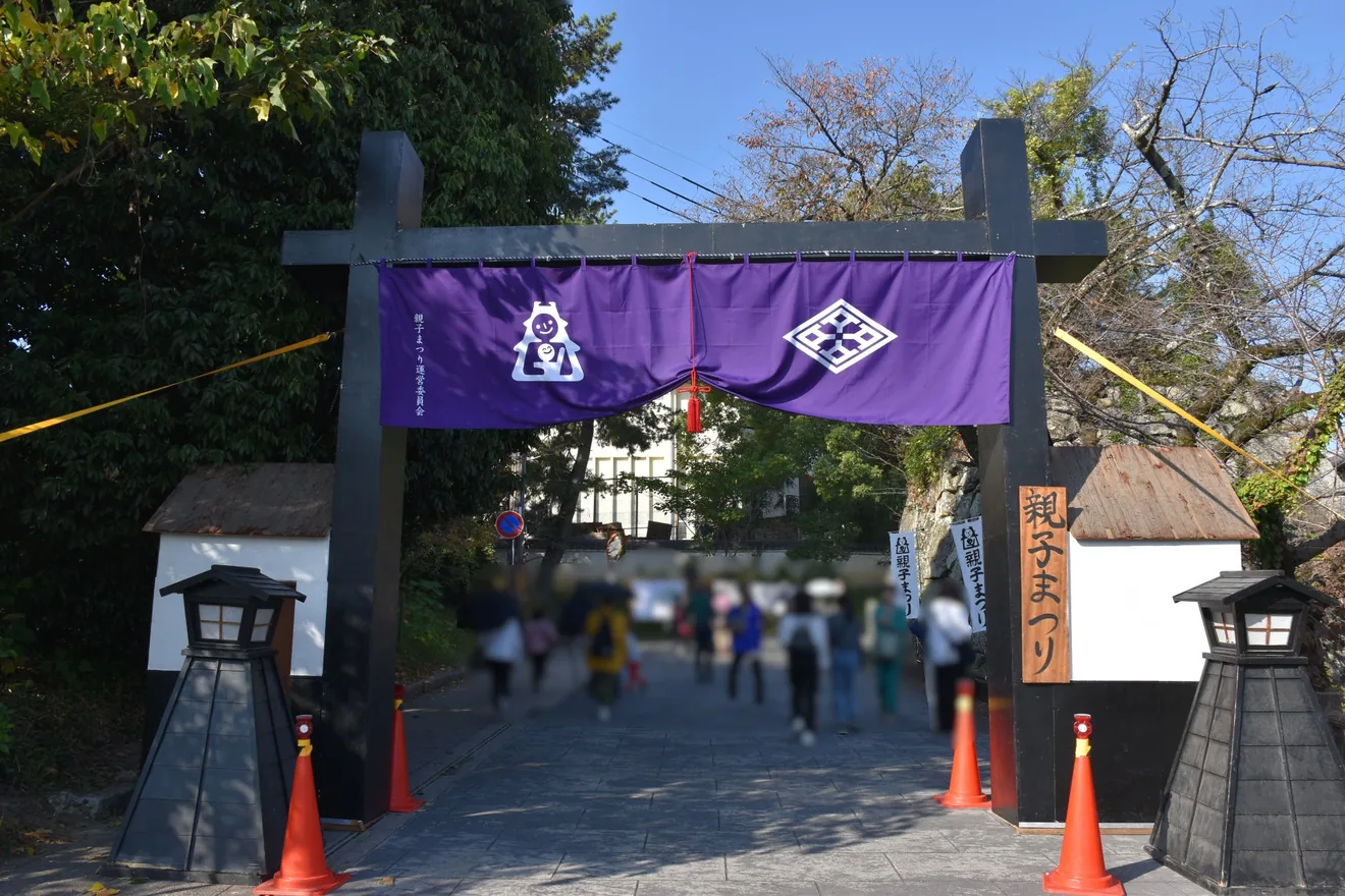 JAFの2026年出展告知に掲載された親子まつり会場入口のイメージ写真