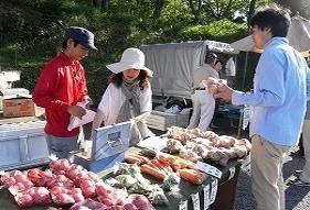 東戸塚市民朝市の野菜販売風景（公式開催案内掲載の過去写真）